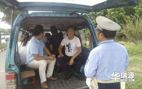 家用小轿车超载隐患多,影响安全驾驶哦